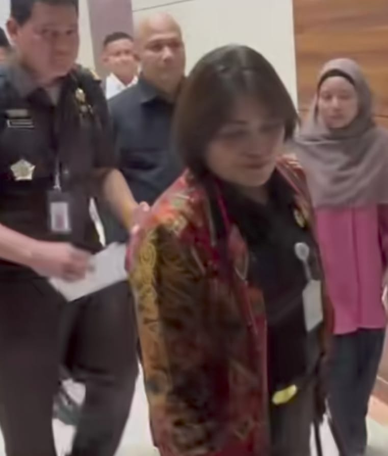 Screenshot_20260403_175028_TikTok Kajari Karo Disorot, Bungkam Usai Rapat DPR